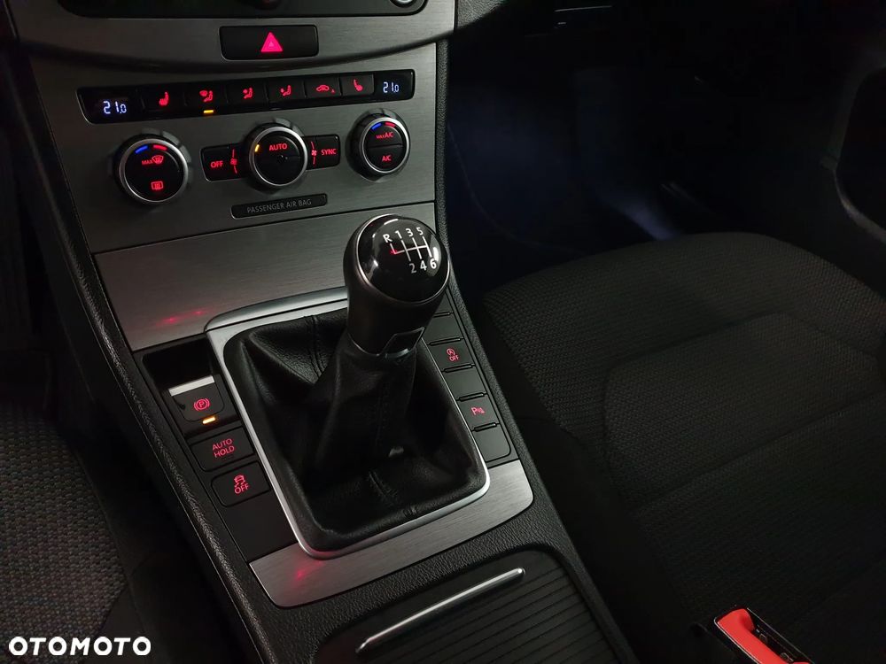 Volkswagen Passat 2.0 TDI Highline - 23
