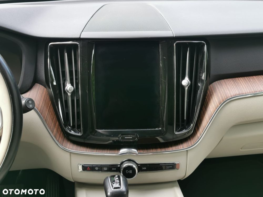 Volvo XC 60 T5 AWD Geartronic Momentum Pro - 23