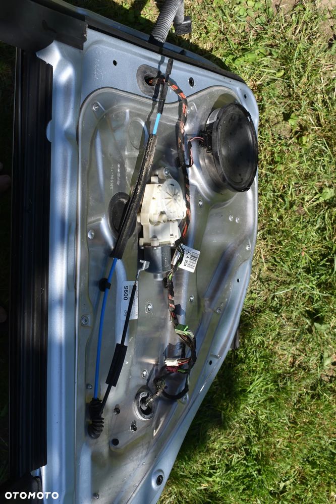 MERCEDES W204 SEDAN DRZWI LEWE TYLNE TYŁ 988 - 10