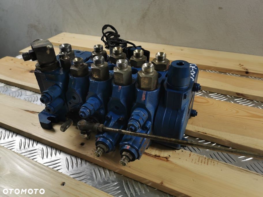 JCB 536-70 {Rozdzielacz hydrauliczny Rexroth 332D7916} - 3