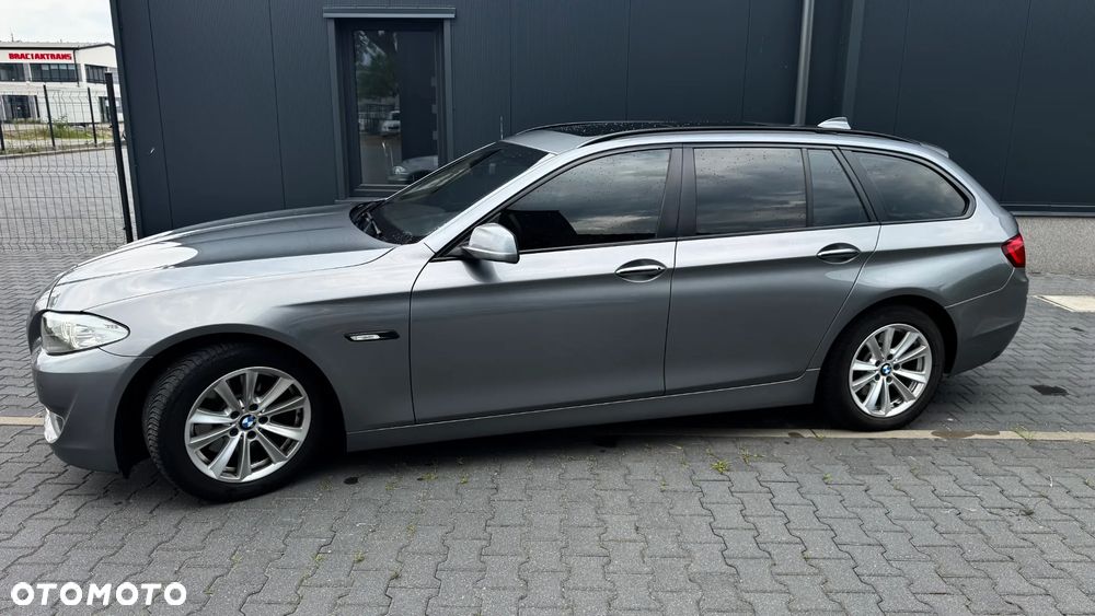BMW Seria 5 525d Sport-Aut Luxury Line - 2