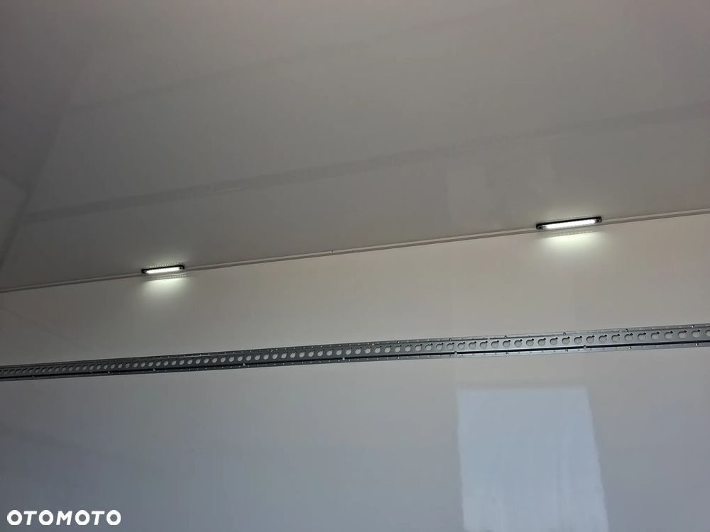 Isuzu M27H kontener z windą - 17