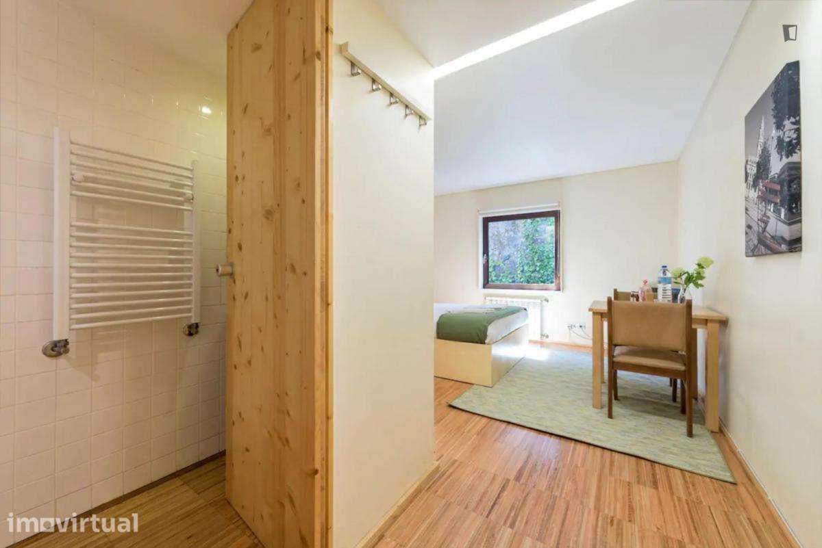Quarto - localizado em Santo Ildefonso Porto - Grande imagem: 3/13