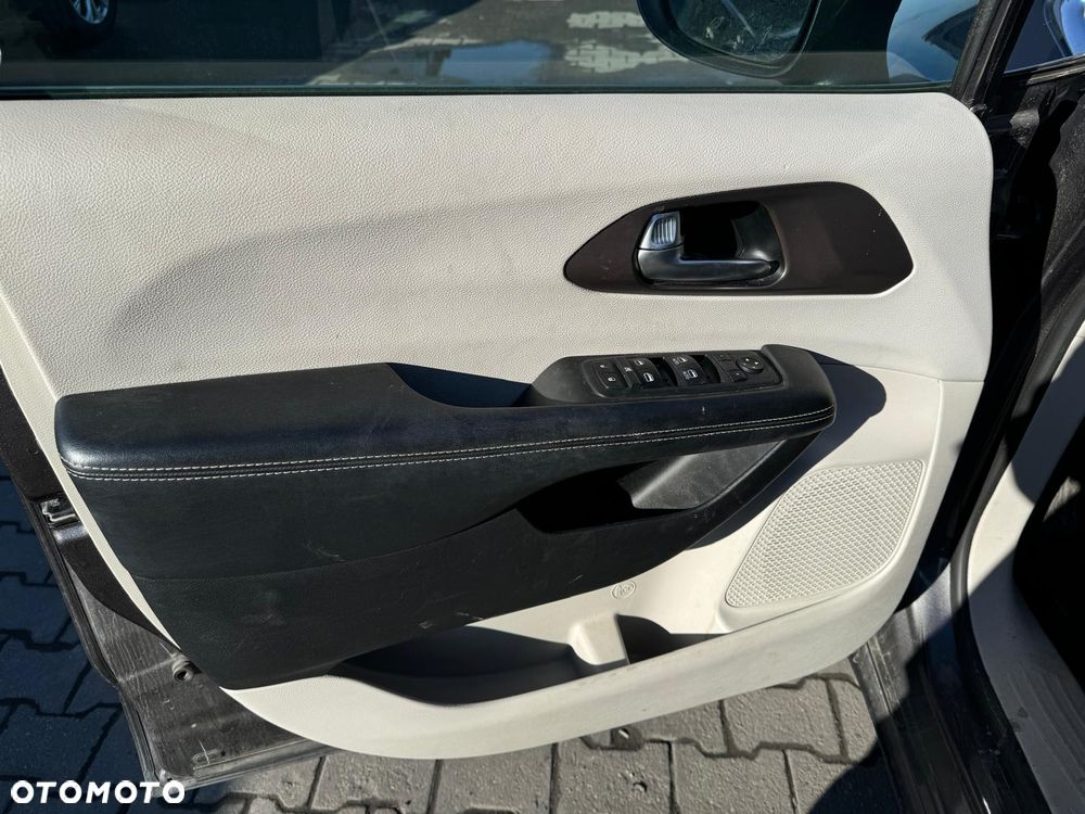 Chrysler Pacifica - 10