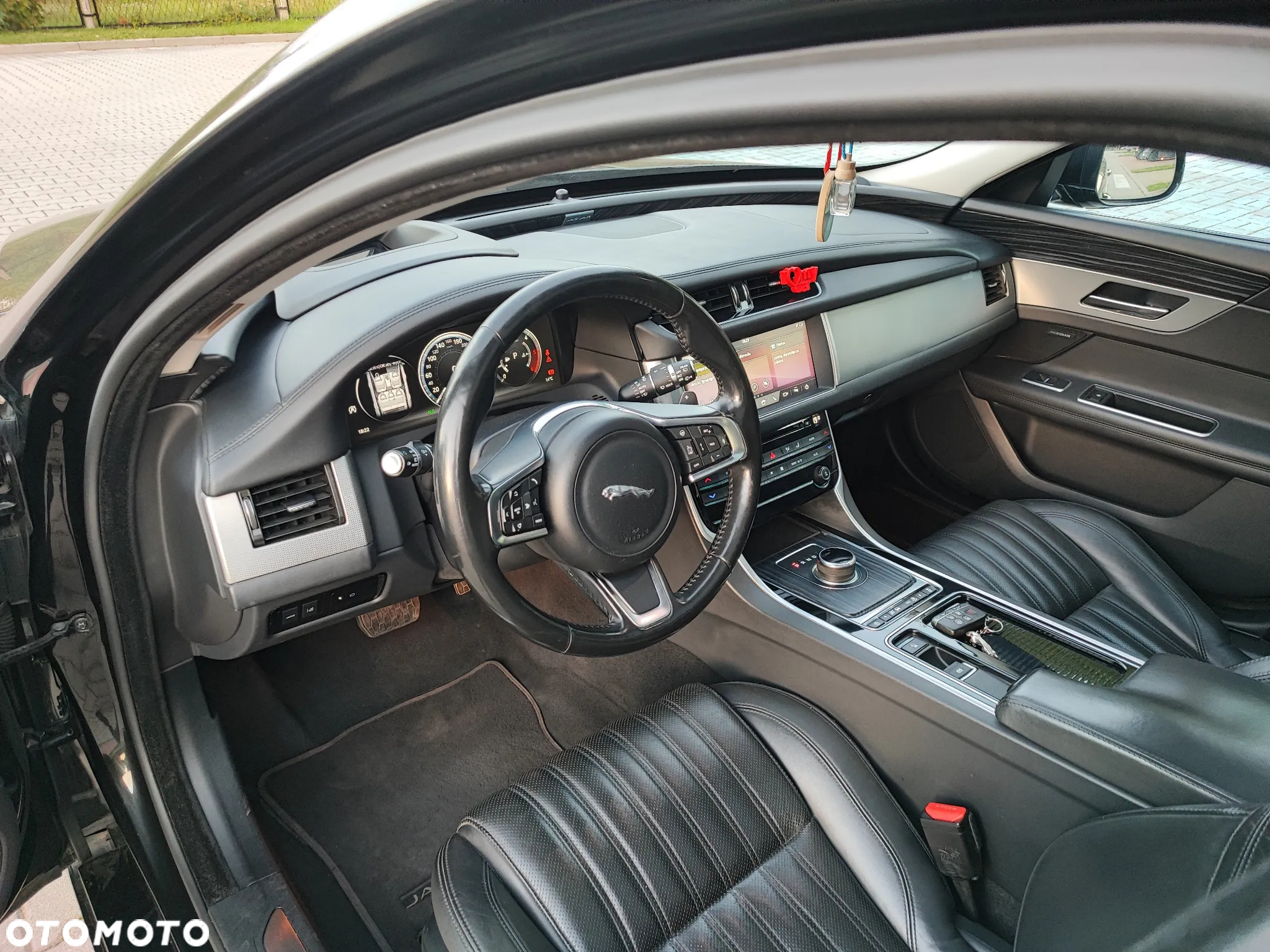 Jaguar XF 30d Sportbrake Portfolio - 17