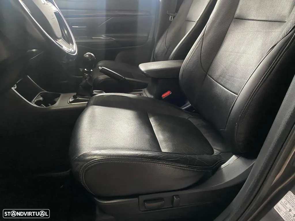 Mitsubishi Outlander 2.2 DI-D Intense - 28
