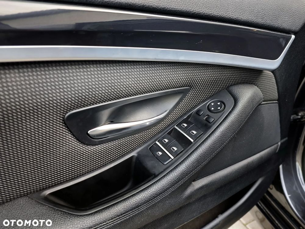 BMW Seria 5 525d xDrive - 14