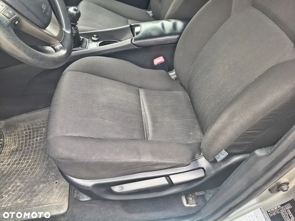 Toyota Avensis 1.6 Active - 8