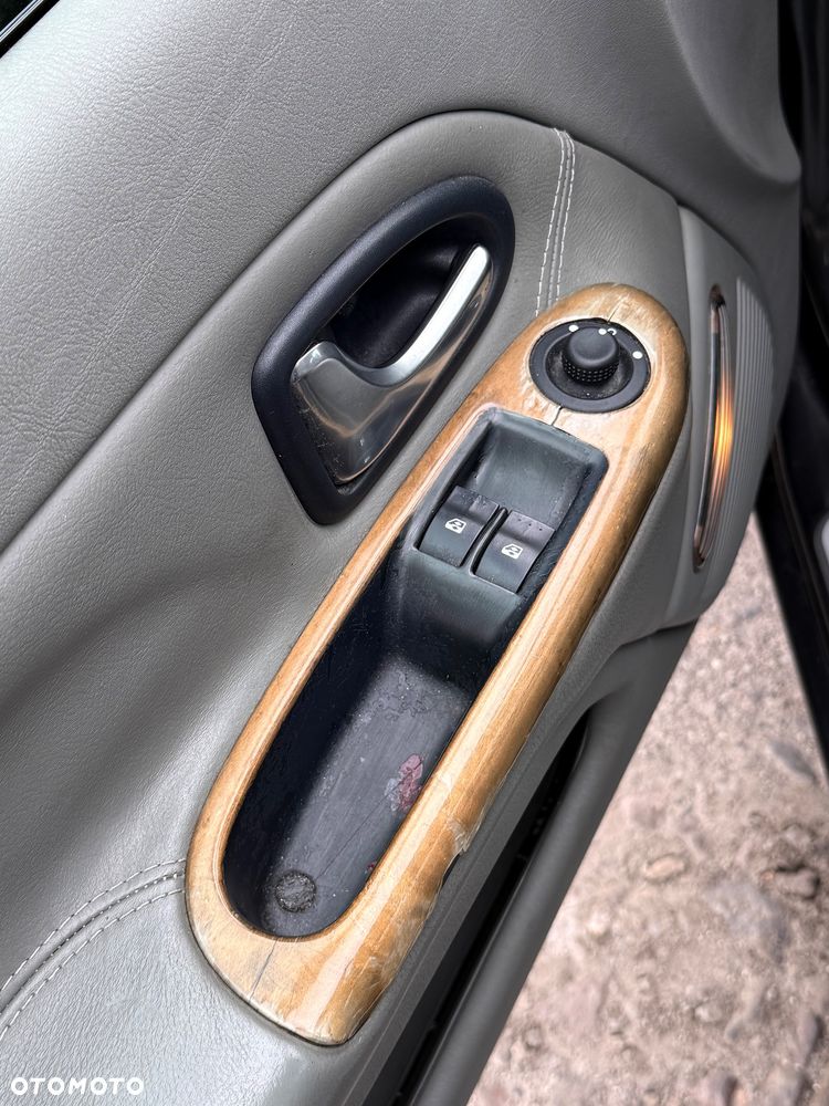 Renault Clio 1.4 16V Initiale - 8