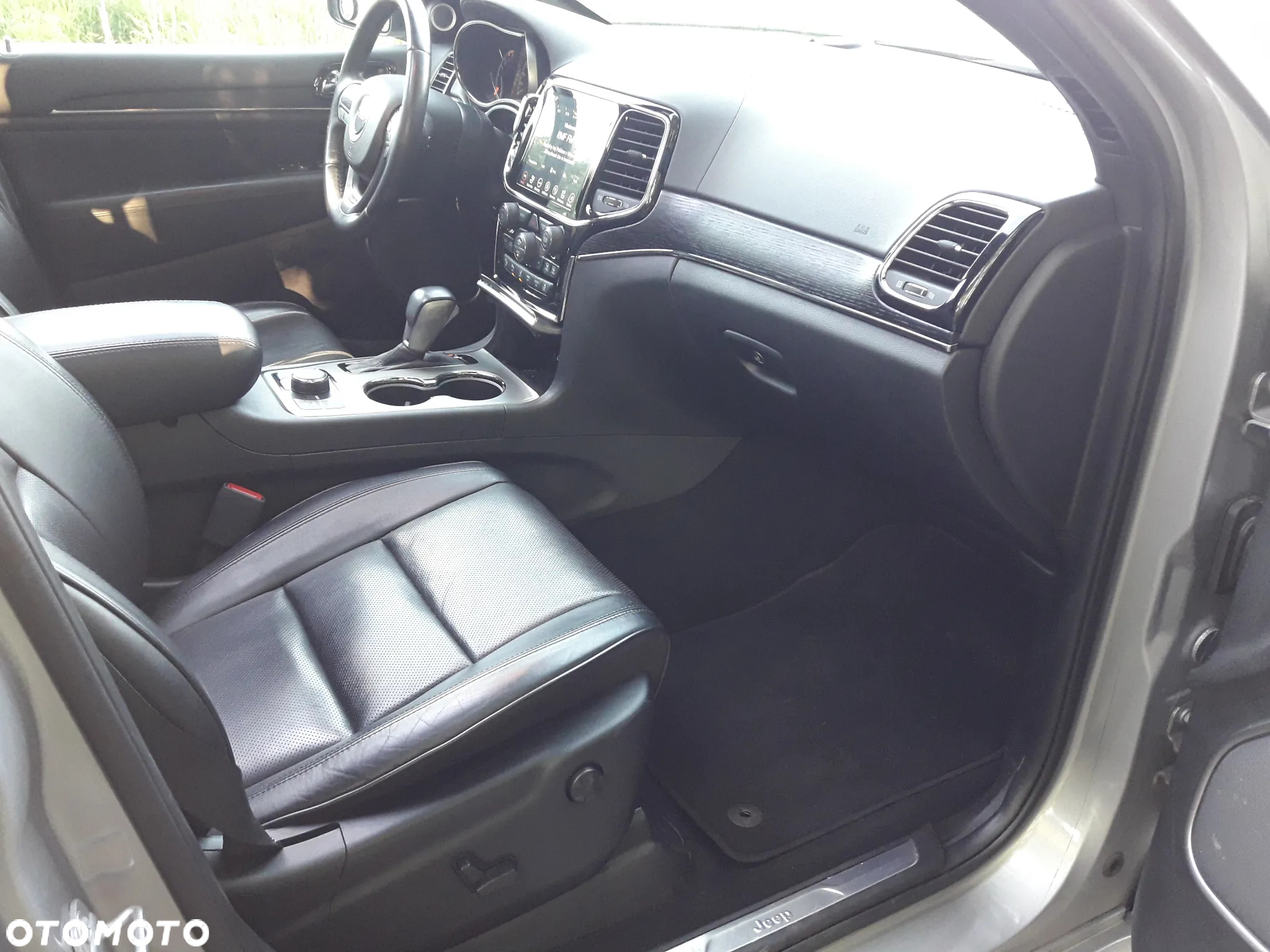 Jeep Grand Cherokee 5.7 V8 HEMI Overland Summit - 12