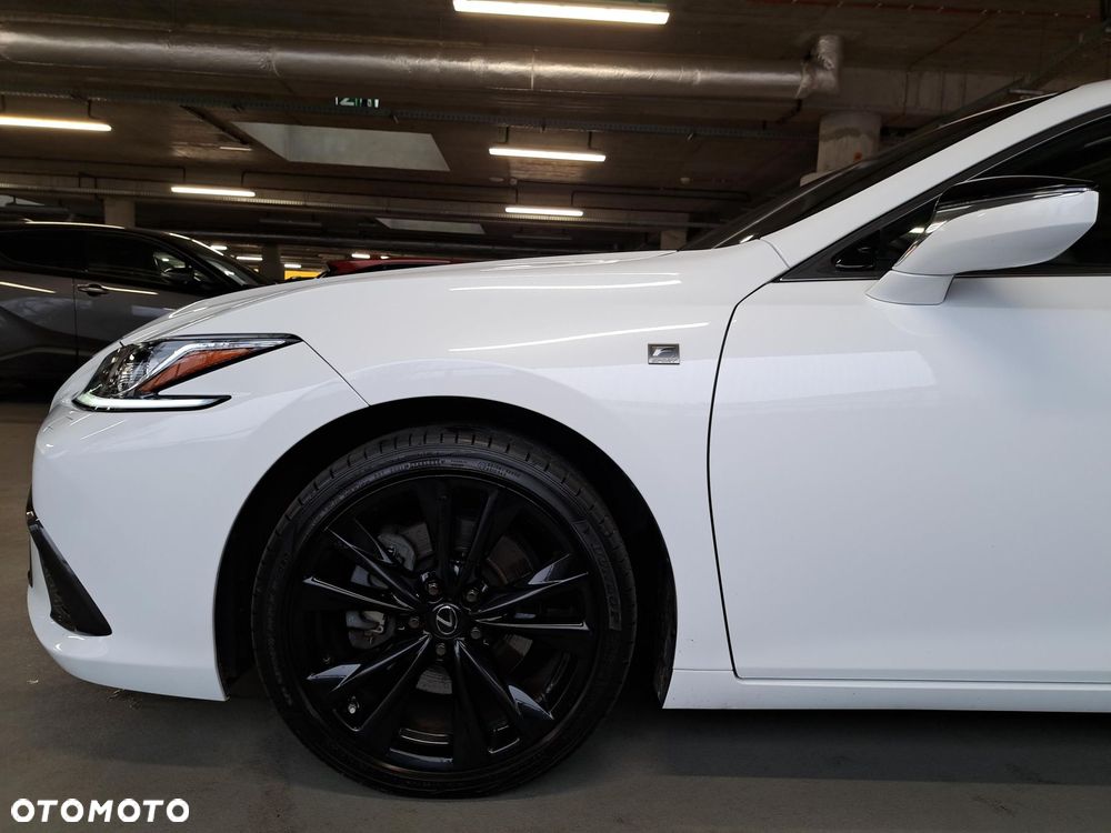 Lexus ES 300h F Sport Design - 36