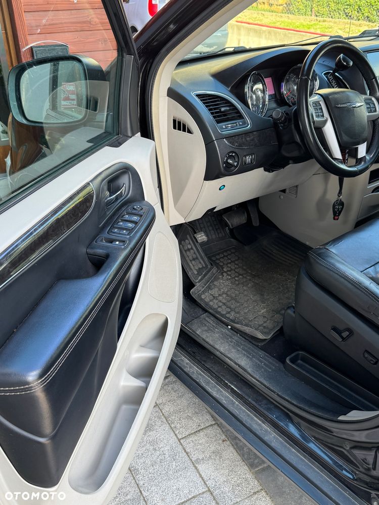 Chrysler Town & Country - 23