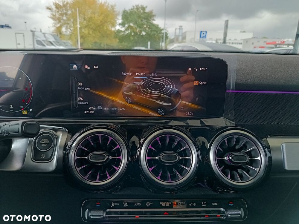 Mercedes-Benz GLB - 25