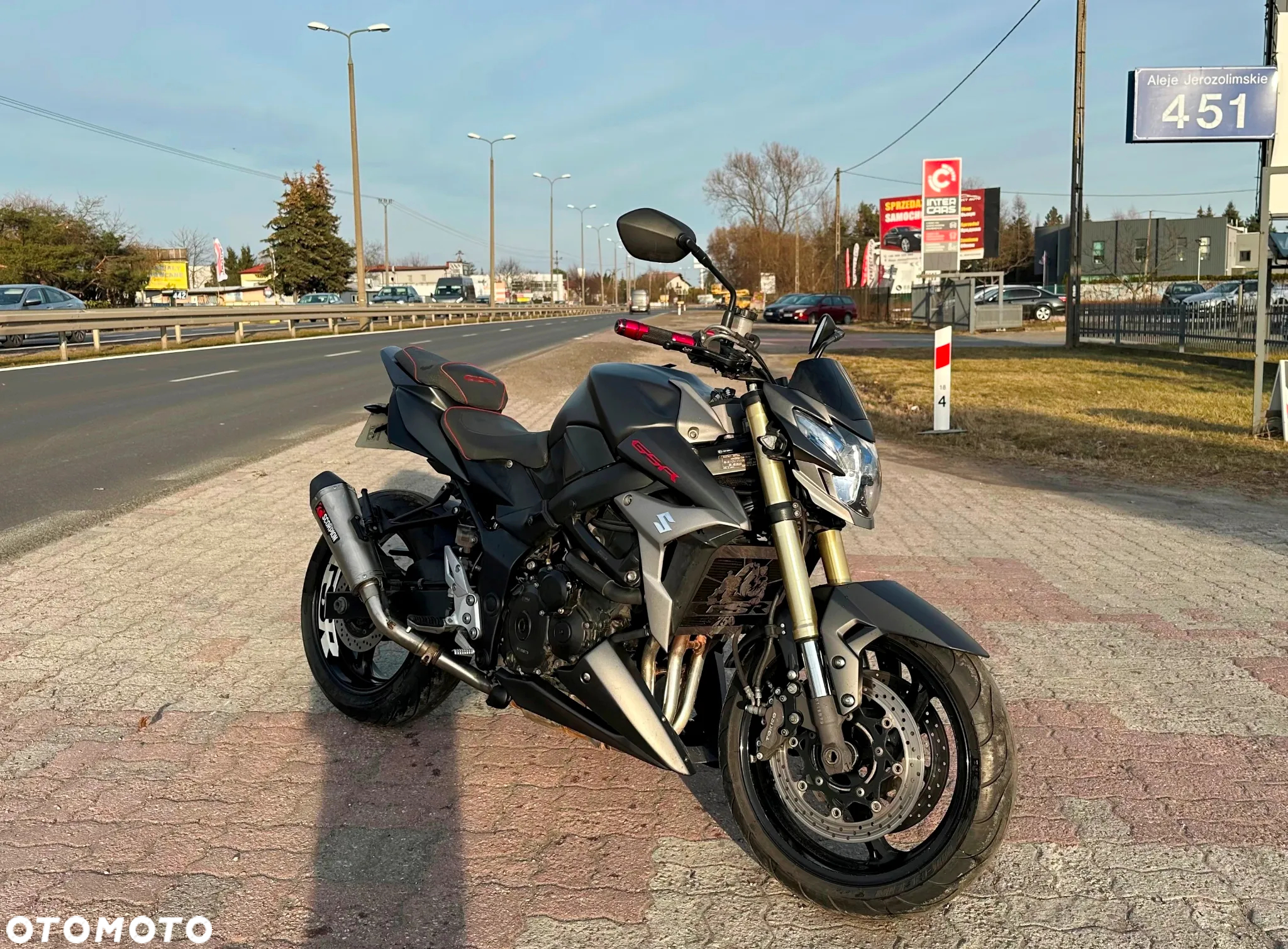 Suzuki GSR - 8