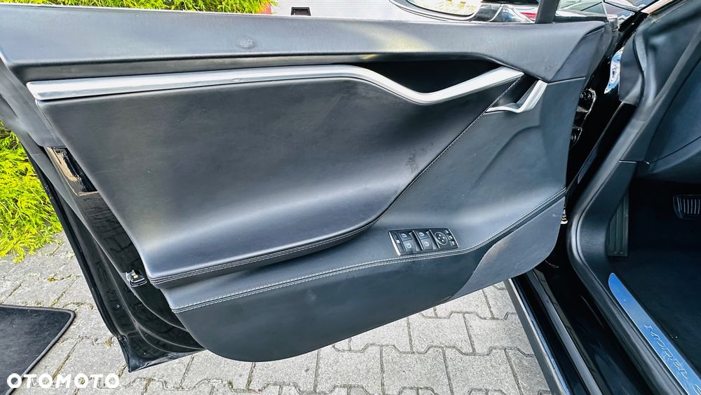 Tesla Model S - 24