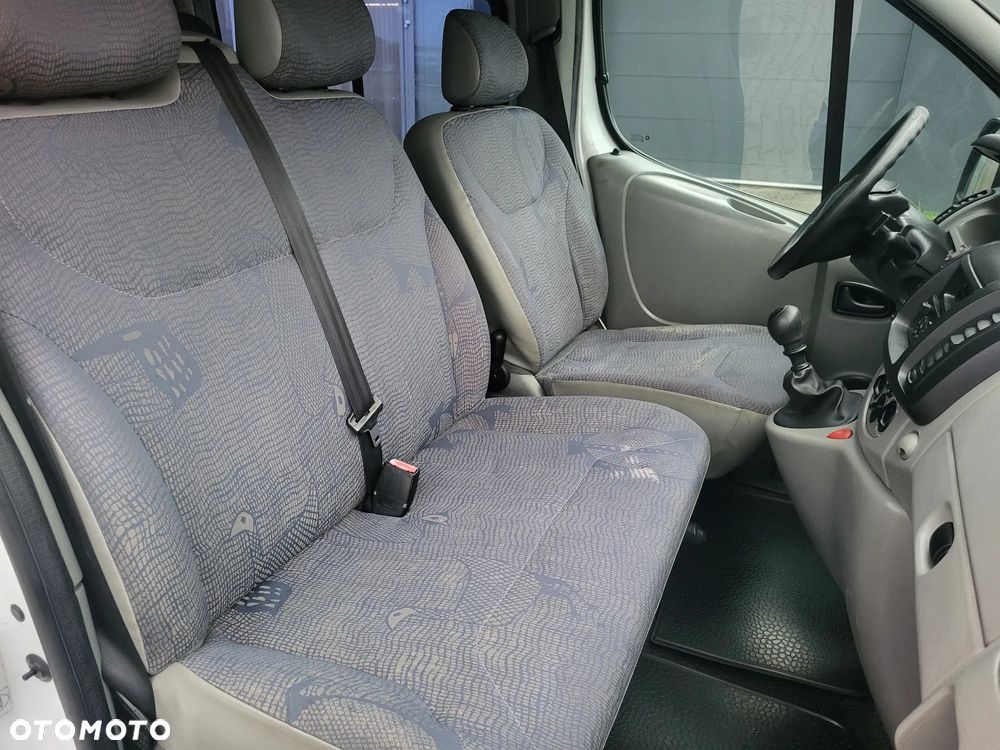 Renault Trafic Passenger - 9