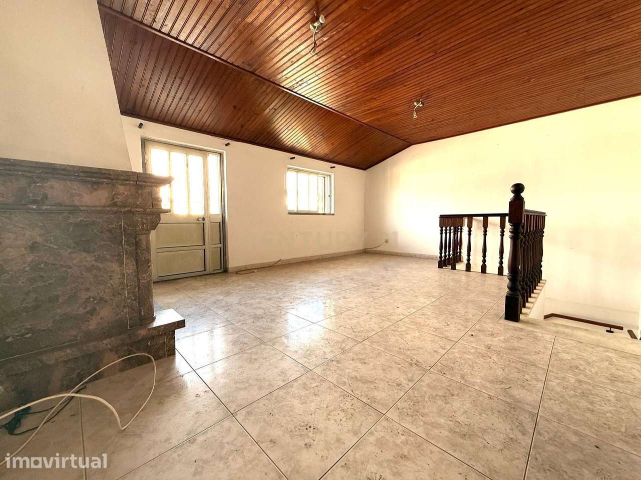 Moradia isolada na Aroeira com terreno de 600mt - Grande imagem: 2/13