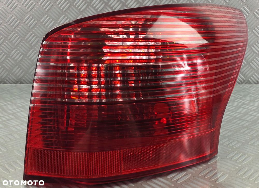 lampa prawy prawa tył tylna w błotnik PEUGEOT 407 KOMBI SW 2004-2008 EUROPA