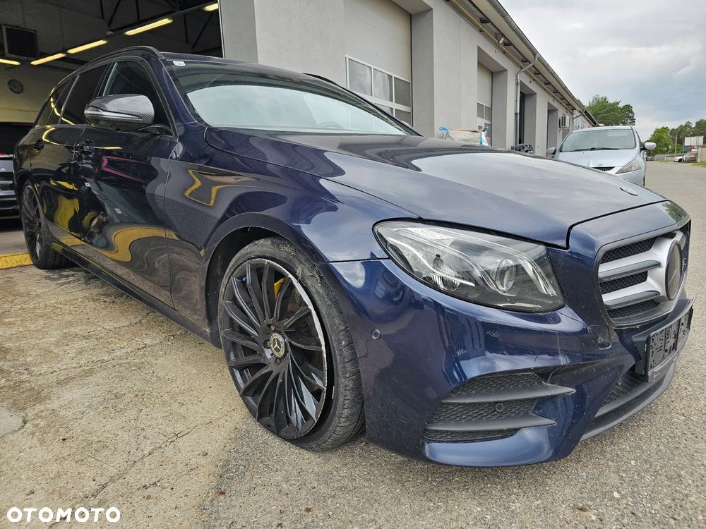 Mercedes-Benz Klasa E 220 d 4Matic 9G-TRONIC AMG Line - 4