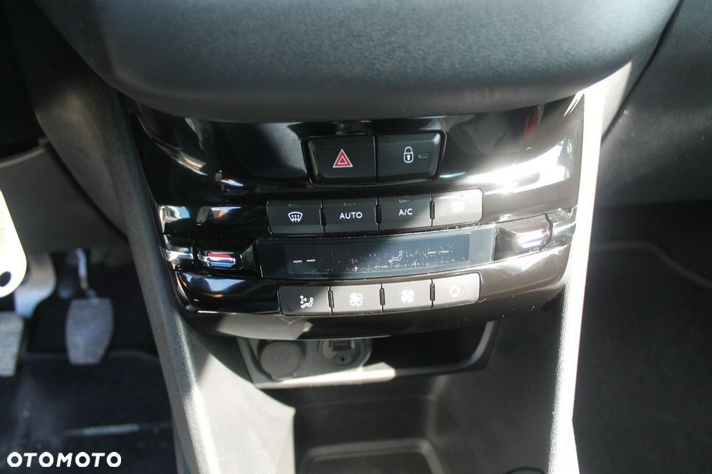 Peugeot 208 - 16
