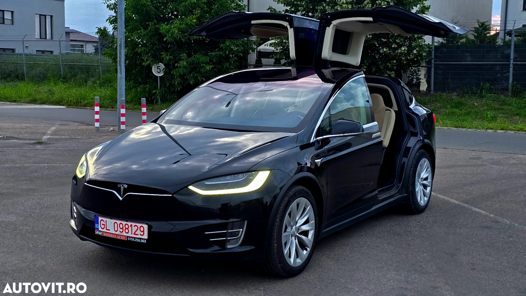 Tesla Model X - 5