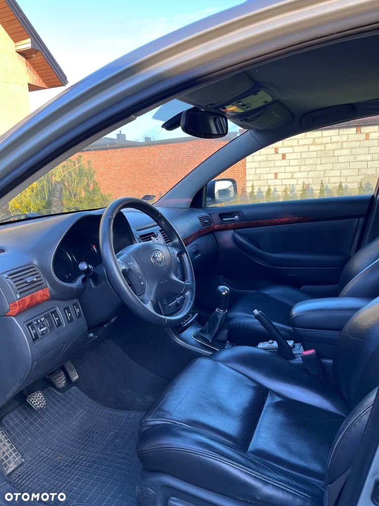 Toyota Avensis 2.0 D-4D Combi - 1