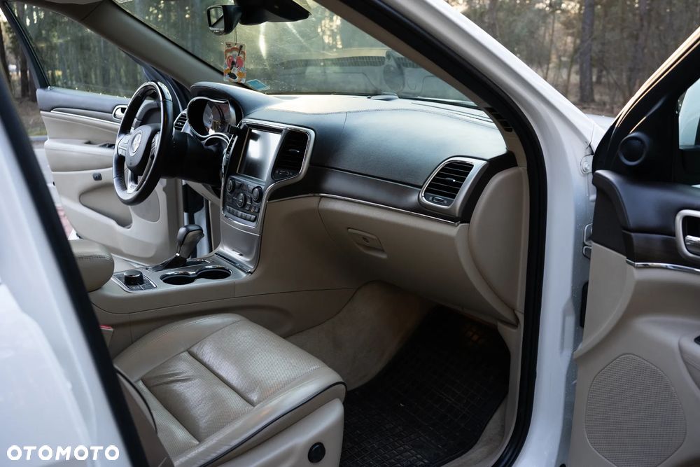 Jeep Grand Cherokee - 32