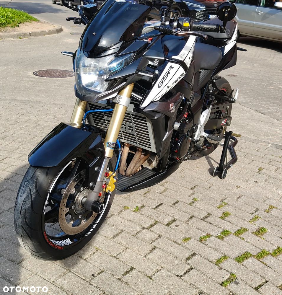 Suzuki GSR - 4