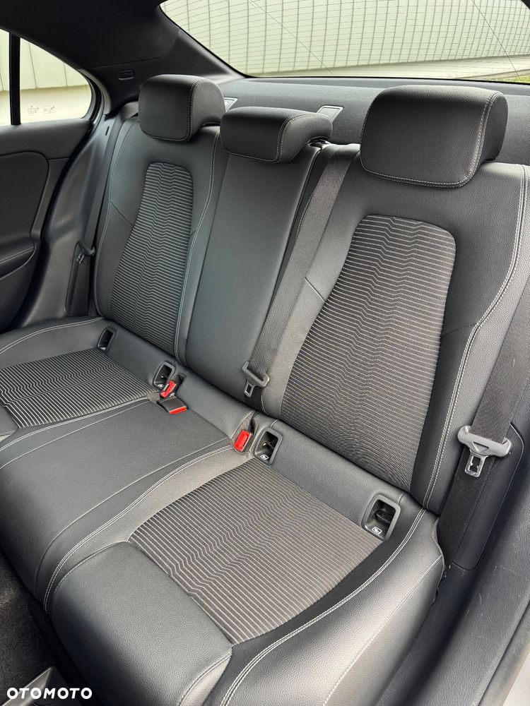 Mercedes-Benz Klasa A 180 Progressive 7G-DCT - 31