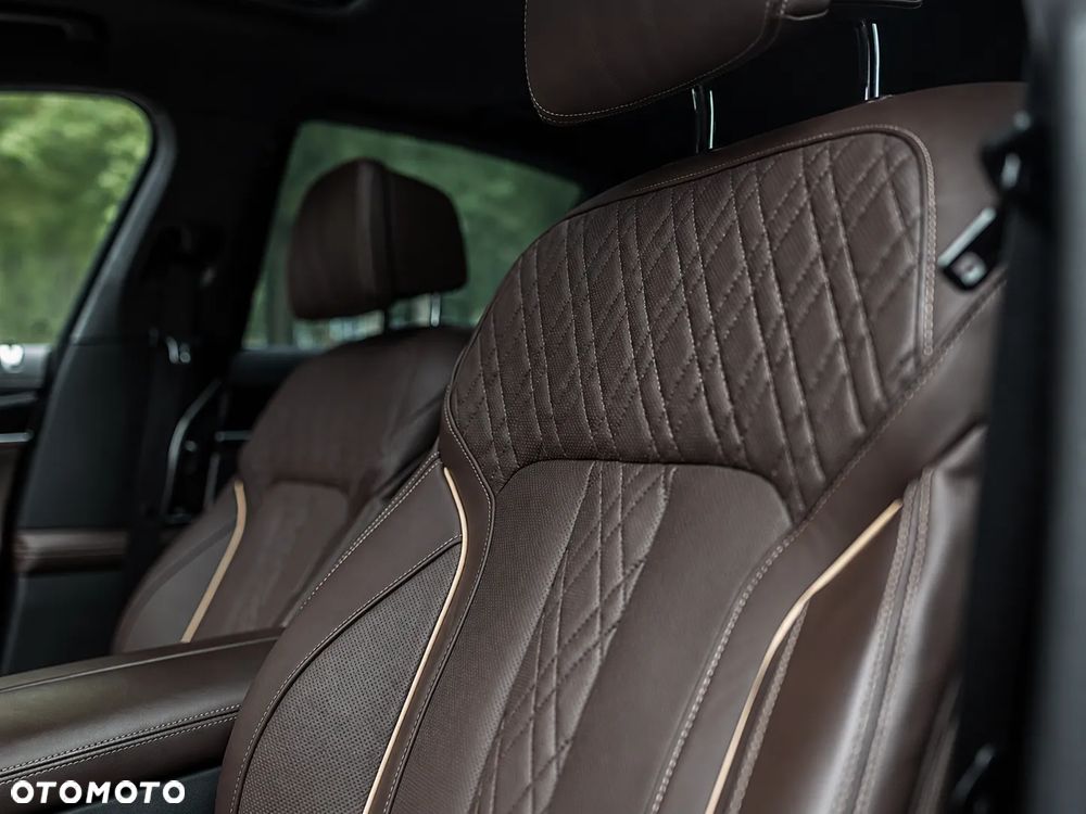 BMW Seria 7 750i xDrive - 24