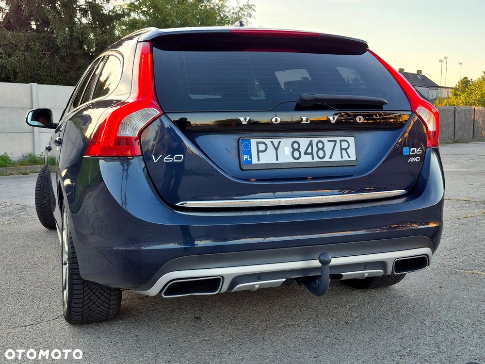 Volvo V60 D6 AWD Plug-in Hybrid R-Design Momentum - 8