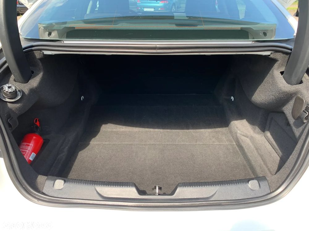 Jaguar XE 2.0 D Prestige - 15