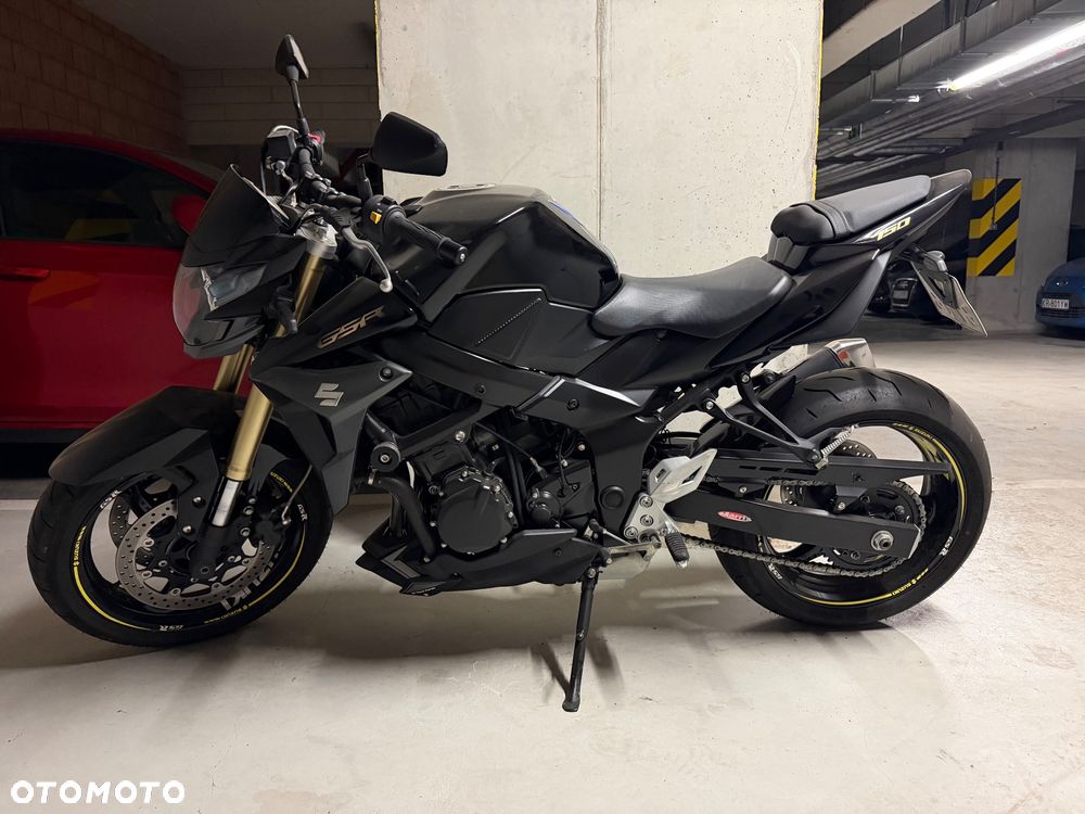 Suzuki GSR - 3