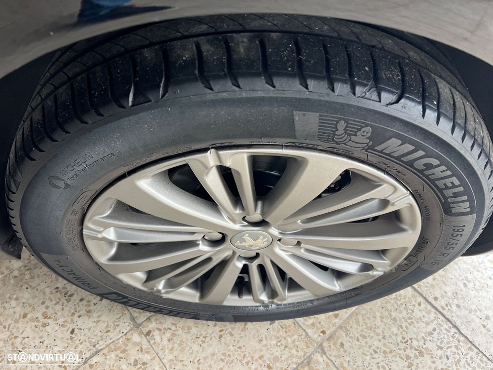 Peugeot 208 1.2 PureTech Active - 12