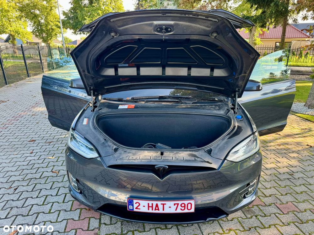 Tesla Model X - 21
