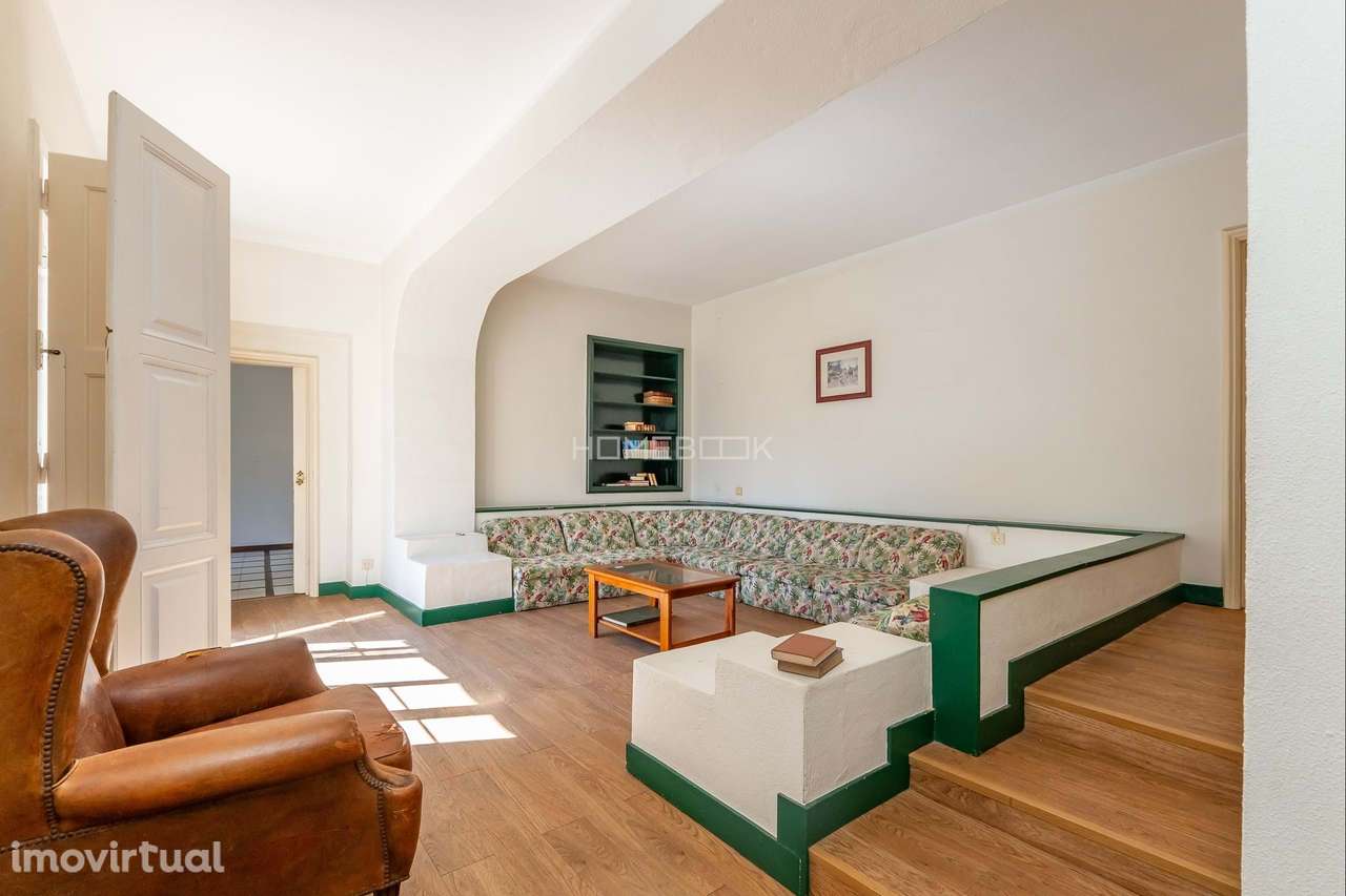 Moradia T8, com amplo jardim, para remodelar ou requalificar - Grande imagem: 2/53