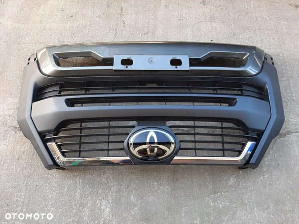 Atrapa Grill Toyota Hilux Invincible 2021r->