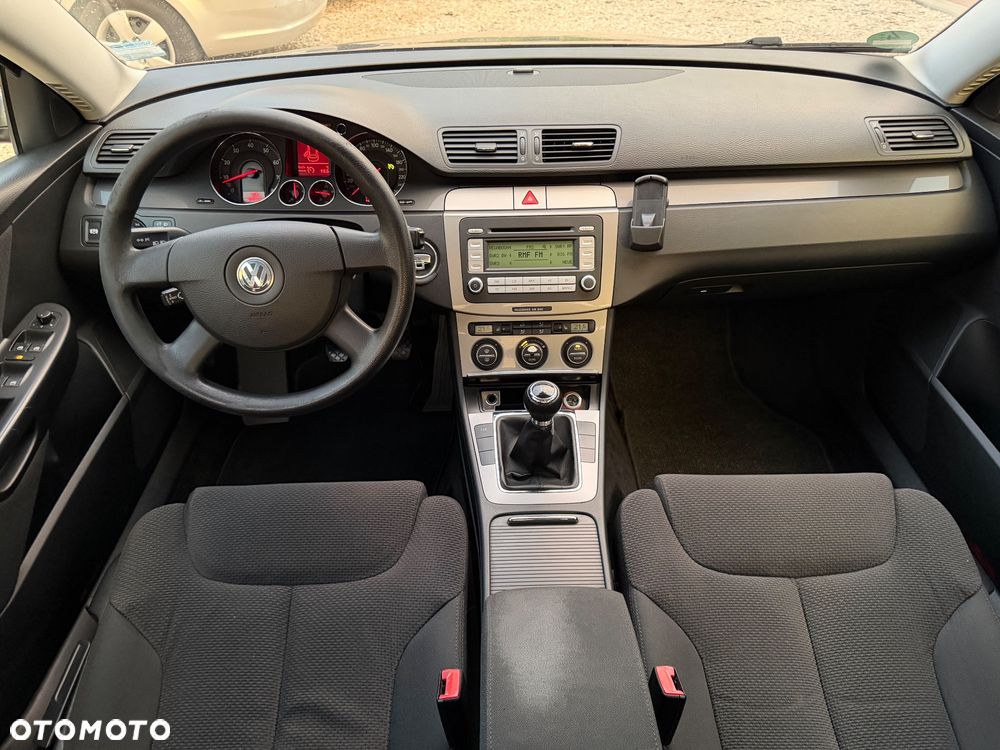 Volkswagen Passat 1.6 FSI Comfortline - 12