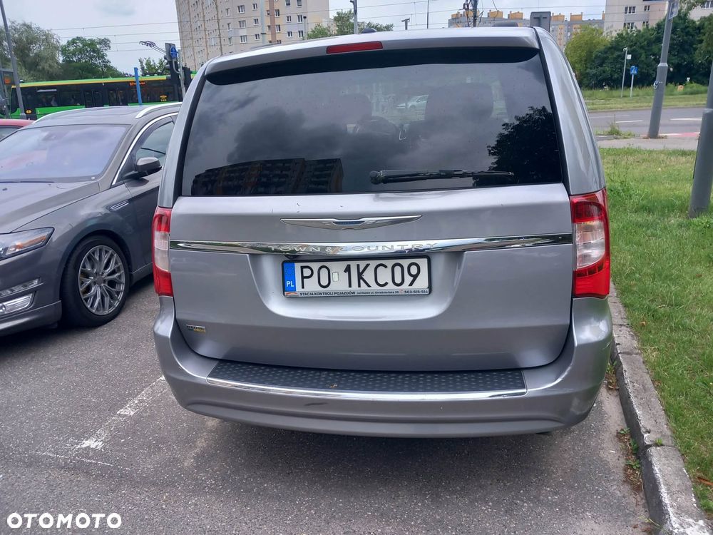 Chrysler Town & Country - 4