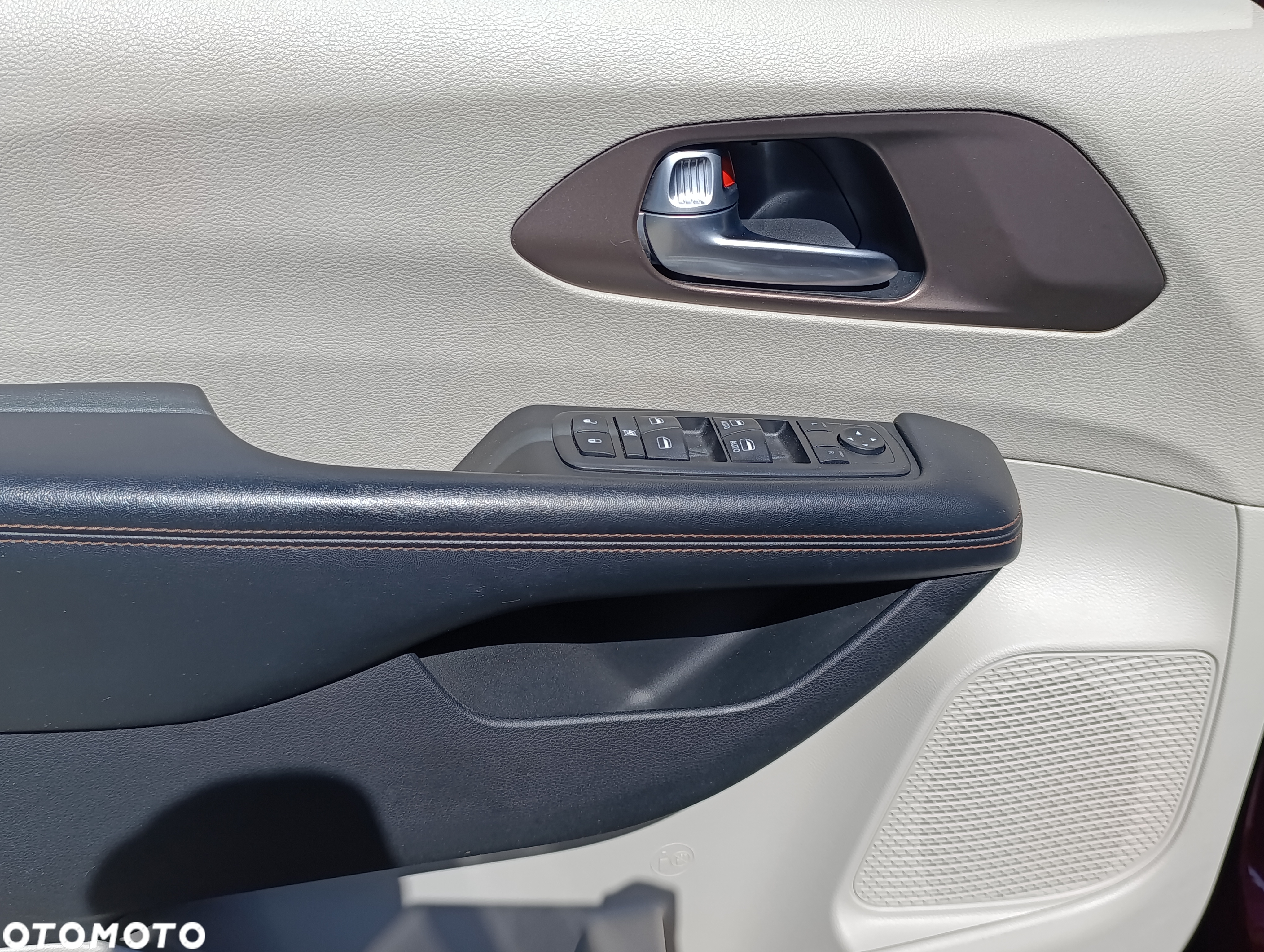 Chrysler Pacifica - 12