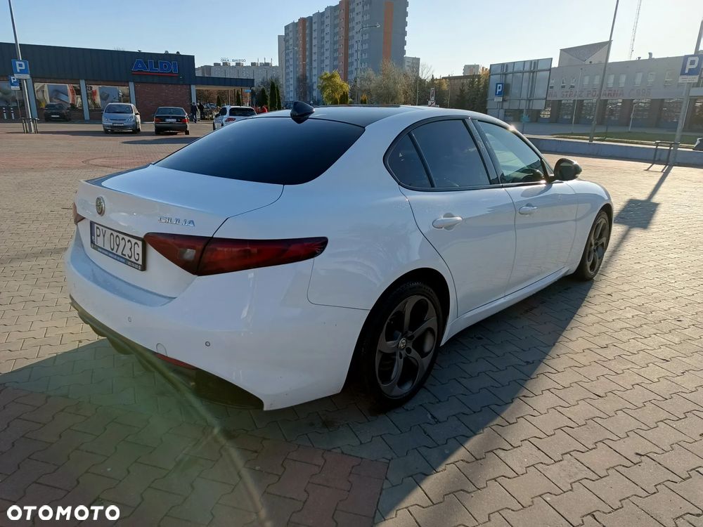 Alfa Romeo Giulia 2.0 Turbo 16V AT8-Q4 Veloce - 3