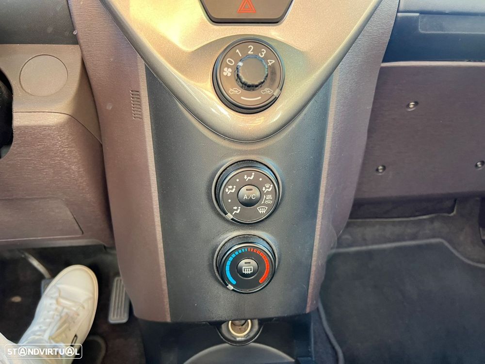 Toyota iQ 1.4 D-4D - 27