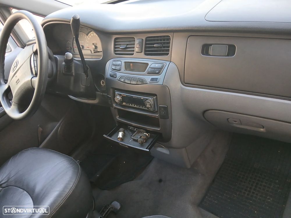 Hyundai Trajet 2.7 - 11