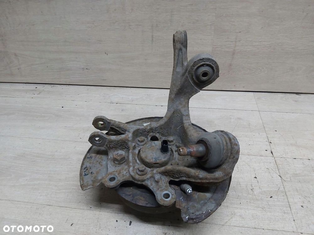 TOYOTA Avensis T25 03-08 r zwrotnica PRAWY tył piasta 5x100 - 3