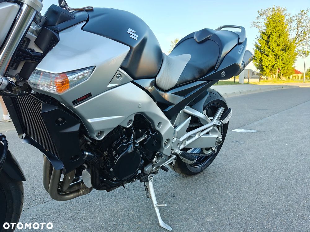 Suzuki GSR - 8