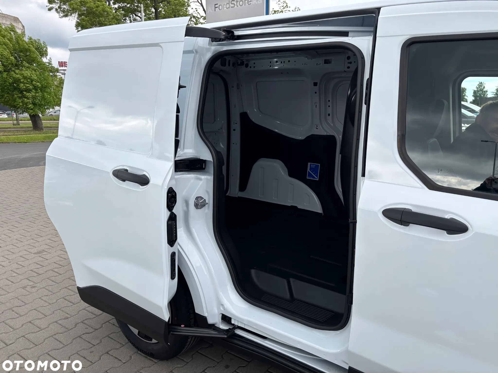 Ford Transit E-Courier Van - 12