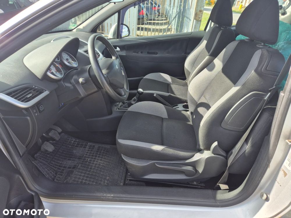 Peugeot 207 1.4 16V Trendy - 10