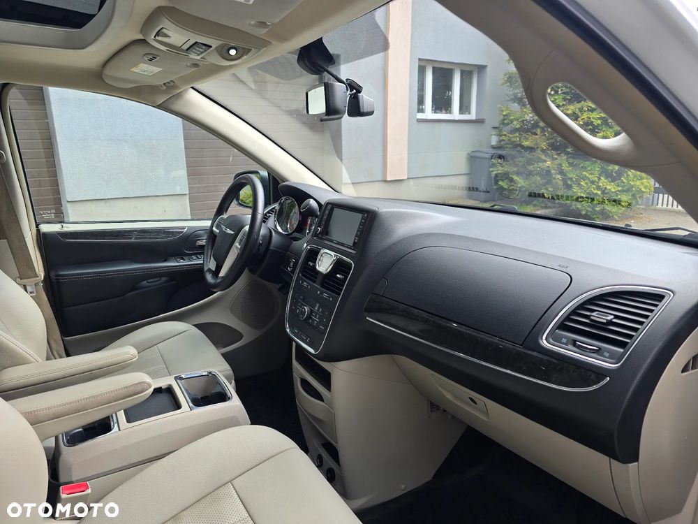 Chrysler Town & Country - 12