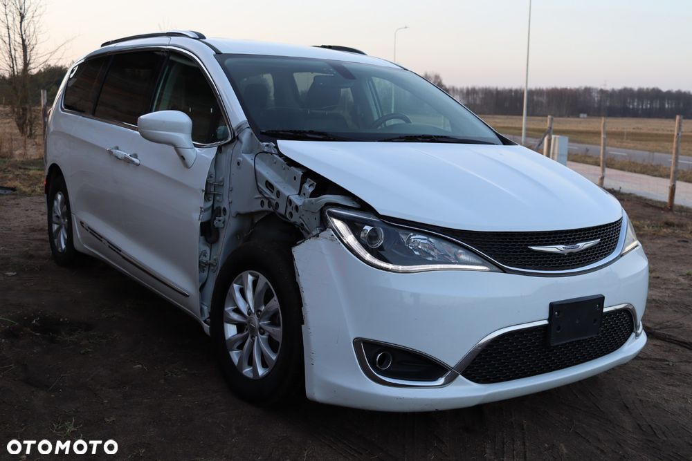 Chrysler Pacifica - 8