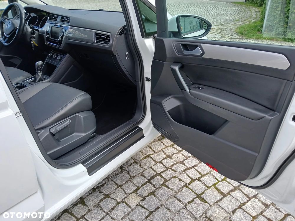 Volkswagen Touran - 12